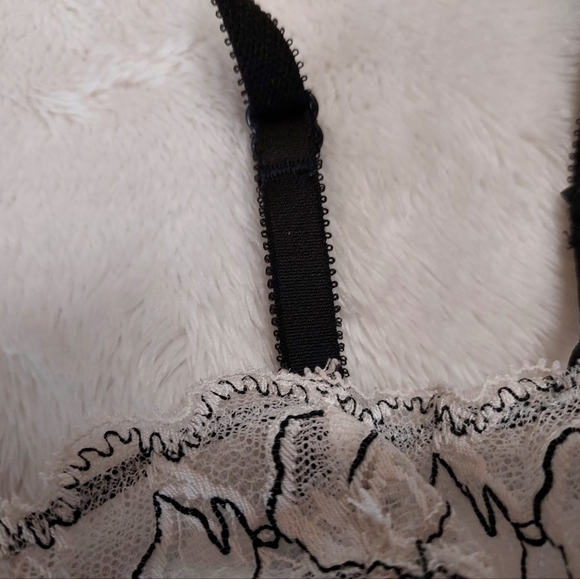 Victoria secret unlined lace demi bra 34C - Picture 10 of 15